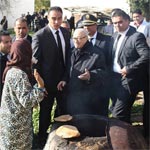 Photo du jour-Bizerte : BCE salue une femme qui prépare le pain tabouna