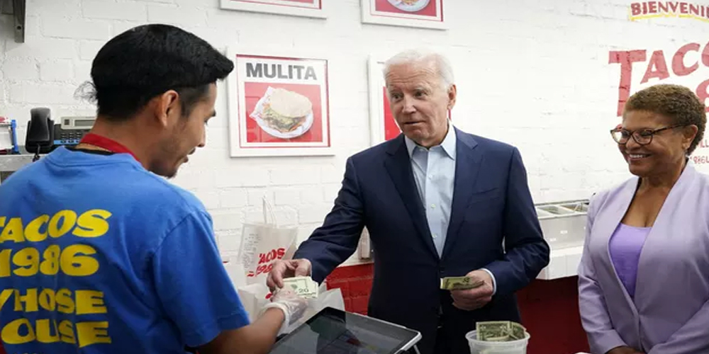 Joe Biden surpaie ses tacos en signe de solidarité