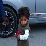 Des photos d’une petite fille abandonnée par sa mère devant l'Institut Salah-Azaïz indignent les internautes