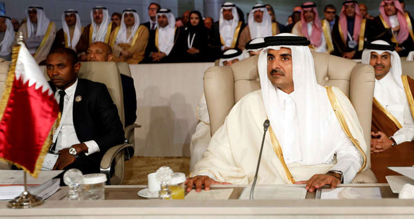 لحظة انسحاب أمير قطر من الجلسة الافتتاحية للقمة العربية في تونس