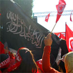 Le drapeau du Tawhid à côté de celui d'Ennahdha et de la Tunisie à l'Avenue