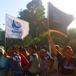 Le drapeau du Tawhid à côté de celui d'Ennahdha au Bardo