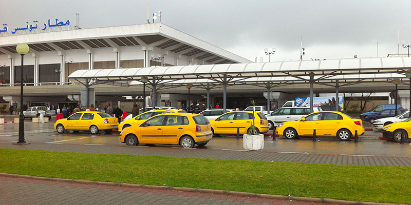 Un chauffeur de taxi se jette du pont de l'aéroport de Carthage