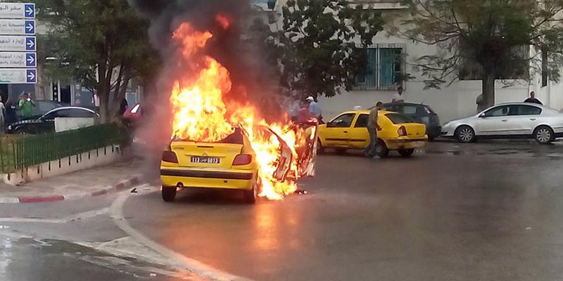 Le feu ravage complétement une voiture de Taxi