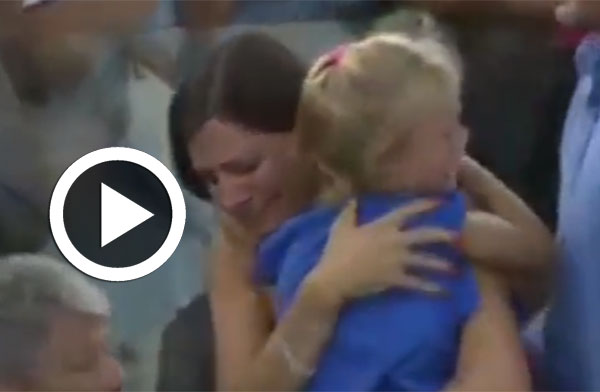 بالفيديو : لحظة إنسانية مؤثرة للقاء طفلة فقدت أمها خلال مباراة كرة المضرب