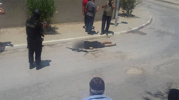 Un terroriste mort, un policier le prend en photo…