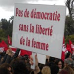 En Photos : Manifestation au Bardo en hommage à la Tunisienne