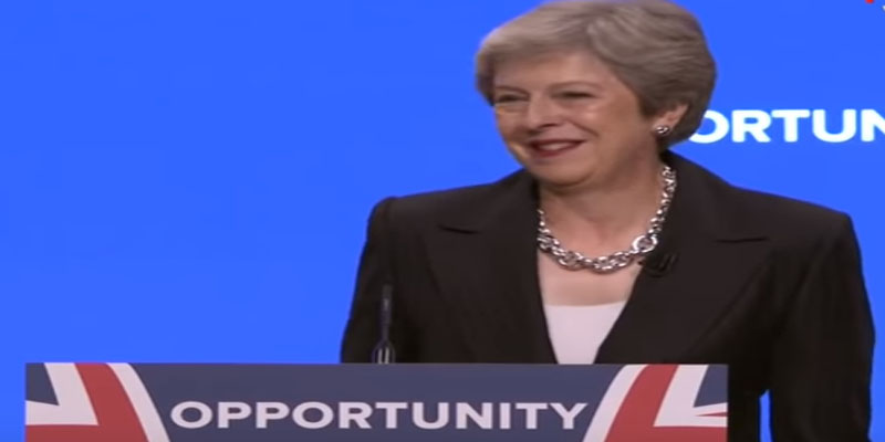 بالفيديو: رئيسة وزراء بريطانيا ترقص
