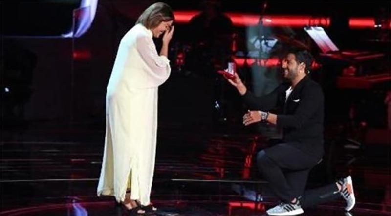 بالفيديو: متسابقة ''ذا فويس'' تكشف مفاجأة بعدما قدم لها محمد حماقي خاتم الزواج!