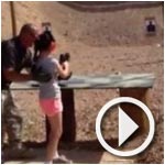 En vidéo : À 9 ans, elle tue accidentellement son instructeur de tir
