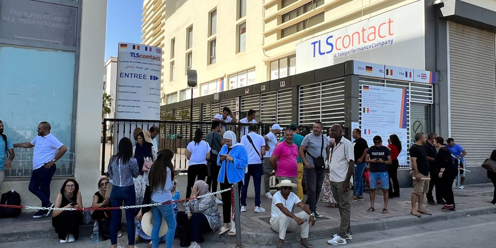 En vidéo: Canicule, File d'attente, mais soudain un jour férié chez TLS Contact