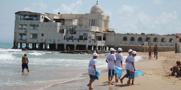 En vidéo : Les enfants de SOS Gammarth et TOTAL nettoient la plage de la Marsa