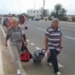 Photo du jour : Les touristes se dirigent vers l’aéroport de Djerba à pieds à cause du blocage de la route