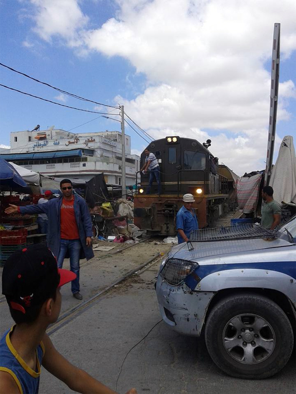 Photo du jour : Le train de Menzel Bourguiba bloqué par les étalages des marchands