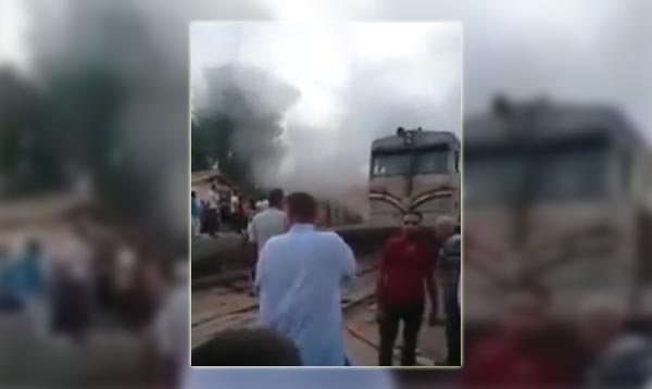 بالفيديو : لحظة اندلاع حريق بقطار في مصر