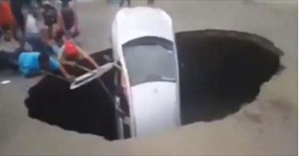 Cette voiture a failli être engloutie par un trou géant sur une route du Pérou