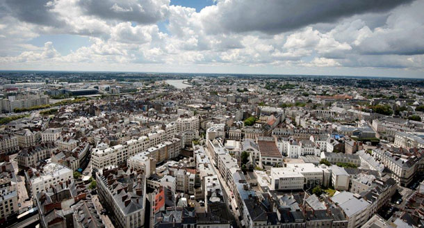 Nantes: un drapeau anti-Trump ciblé par un drone au sommet de la tour LU