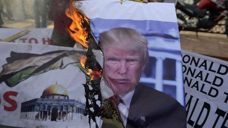 إحراق أعلام إسرائيل والولايات المتحدة أثناء احتجاجات في إندونيسيا