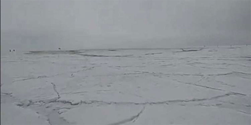 ظاهرة مرعبة: تسونامي يحطم جليد بحيرة بايكال ويلاحق الصيادين