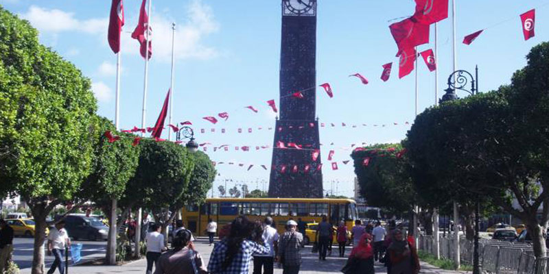 Un homme escalade l'horloge de l'avenue Habib Bourguiba et menace de se suicider