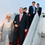 Bras dessus, bras dessous Erdogan descend les marches avec sa femme à son arrivée