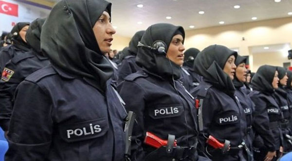 تركيا تسمح للشرطيات بارتداء الحجاب