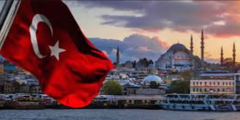  تركيا: السياح يغزون المتاجر العالمية بعد تواصل انهيار الليرة المحلية