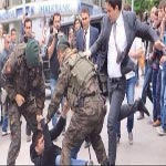 غضب بعد صورة 'مستشار مفترض لإردوغان' وهو يركل محتجا
