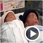 Des jumeaux naissent, l'un en 2015, l'autre en 2016, à San Diego