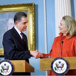 La Secrétaire Clinton signe un accord de transfert de fonds de 100 millions de dollars