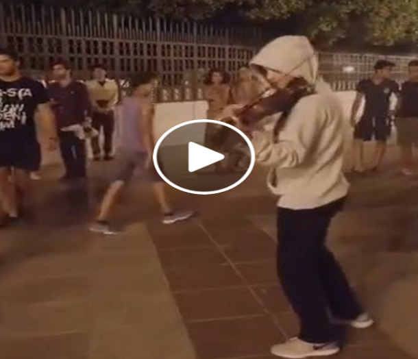 بالفيديو: عازفة الكمان التونسية ياسمين عزيز تعزف في الشارع للمارة في ساحة القصبة