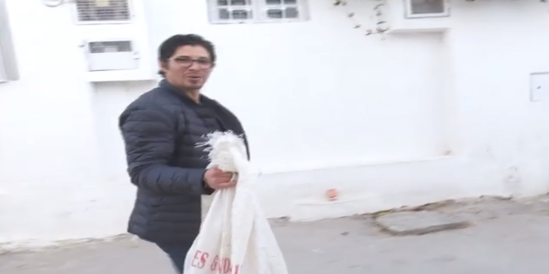 بالفيديو: الممثل مروان العريان يجمع البلاستيك