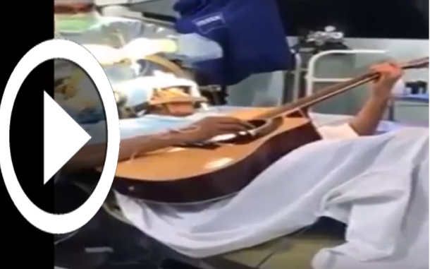 بالفيديو: موسيقي يعزف والجراحون يثقبون جمجمته !