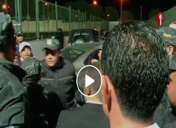 بالفيديو: حكم مباراة الترجي والنجم يغادر الملعب تحت حراسة أمنية مشددة