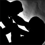 Sous les yeux de son mari : Une femme enceinte se fait braquer et violer
