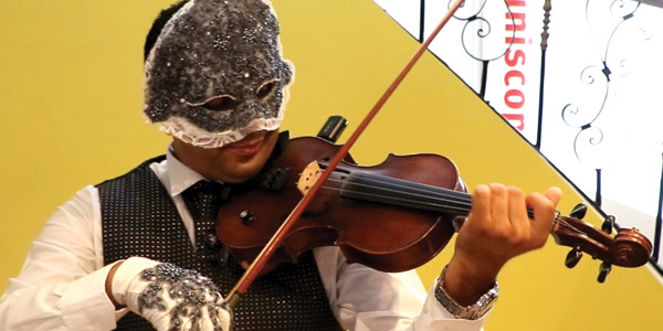 بالفيديو:'' le violoniste masqué'' يكشف عن هويته لأول مرة في حوار مع تونسيكوب