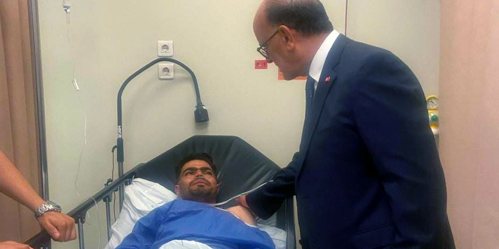 عاجل : سفير تونس يزور المواطن التونسي قبل إجرائه عملية جراحية على مستوى الساق