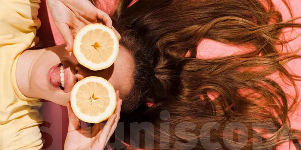 ماكلة تضرلك شعرك من غير ما تحس...رد  بالك منها  