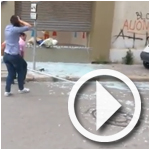 En vidéo: La vitrine d'un magasin se brise à cause du vent