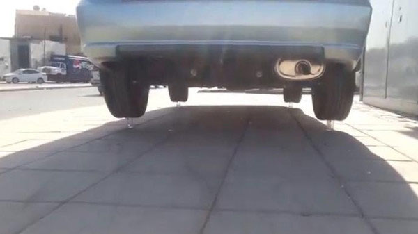 شاب سعودي يوقف سيارته على 4 فناجين شاي!