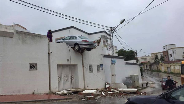 Photo du jour-El Menzah 9 : Comment cette voiture est arrivée jusque-là ?