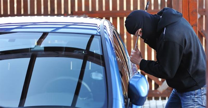 صفاقس: ضبط شخص بصدد السرقة من داخل سيارة
