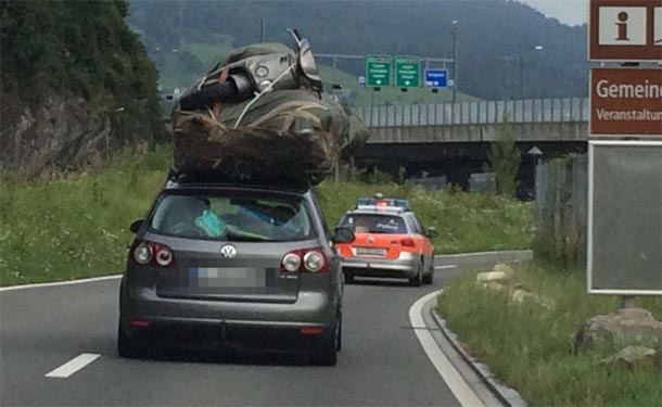 La police suisse arrête un vacancier en direction de la Tunisie avec des bagages de 408 kg sur le toit