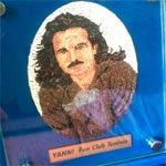 Son portrait en micro mosaïque offert à YANNI