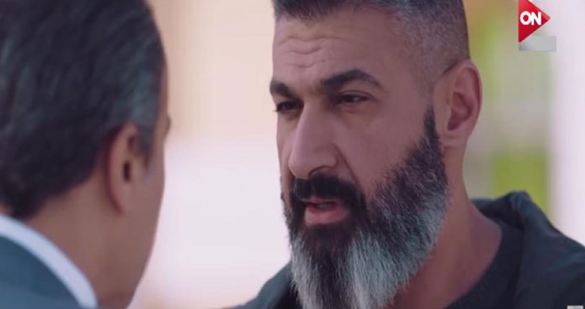 بالفيديو :ياسر جلال يكشف سر لوك الذقن في مسلسل ‘رحيم’