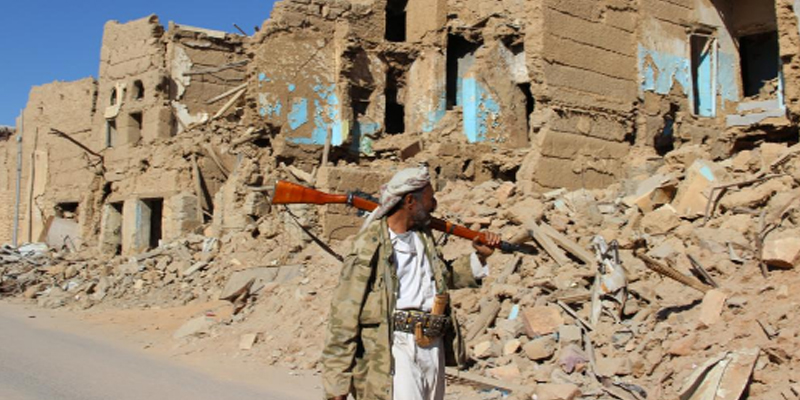 نجاة نائب وزير الداخلية اليمني ومسؤولين حكوميين وعسكريين من قصف للحوثيين