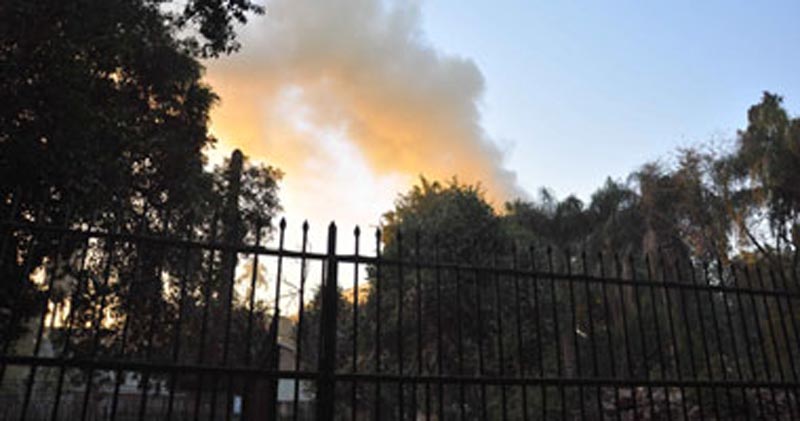 70 رجل إطفاء يشاركون في اخماد حريق بحديقة الحيوانات 